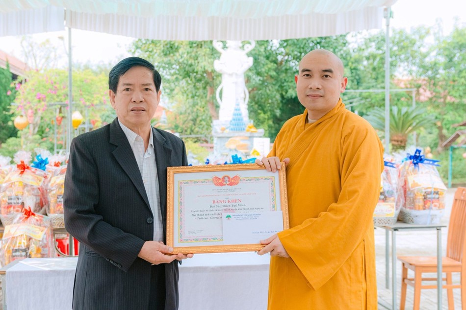 Đại đức Thích Tuệ Minh nhận Bằng khen của T.Ư Hội Người cao tuổi Việt Nam