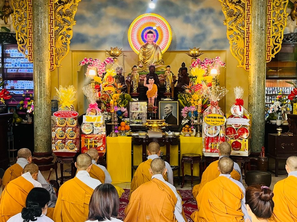 Khóa lễ tụng kinh tại chánh điện chùa Kỳ Viên Khóa lễ tụng kinh tại chánh điện chùa Kỳ Viên