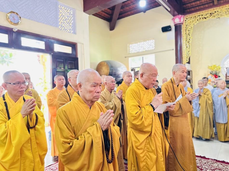 Chư tôn giáo phẩm thắp hương cầu nguyện Chư tôn giáo phẩm thắp hương cầu nguyện