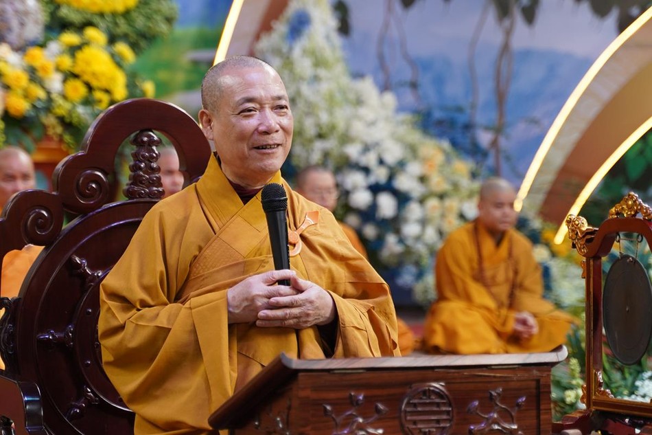 Hòa thượng Thích Bảo Nghiêm sách tấn đại chúng