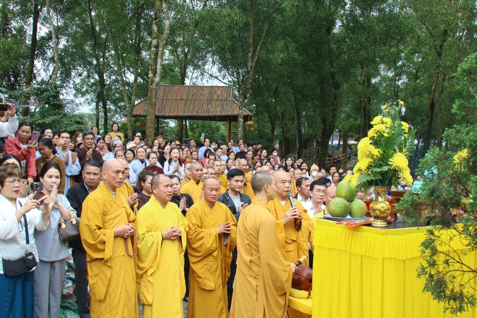 Lễ chú nguyện rót đồng đúc đại hồng chung Lễ chú nguyện rót đồng đúc đại hồng chung