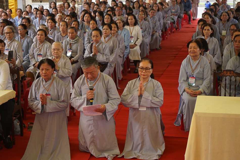 Đại diện các khóa sinh dâng lời phát nguyện Đại diện các khóa sinh dâng lời phát nguyện