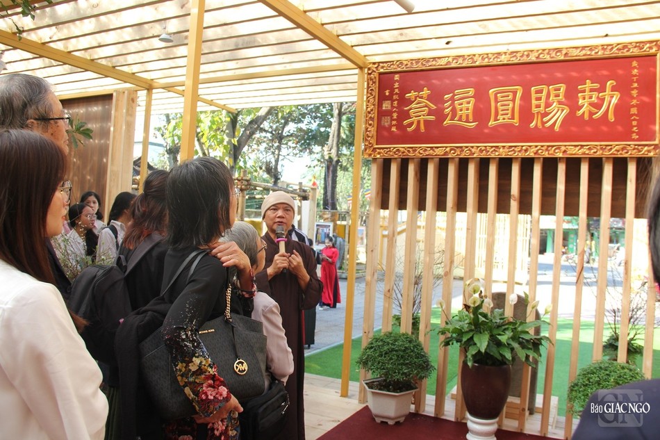 Bức hoành “Sắc tứ Viên Thông am” được phỏng chế từ bức hoành cổ lập vào ngày mùng 8 tháng Chạp mùa Đông năm Đinh Sửu (1697) do “Quốc chúa Thiên Túng Đạo Nhân huân mộc đề thư”