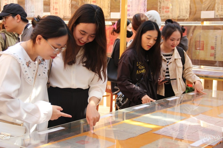 Sinh viên được tiếp cận các bản châu phê với nét bút các chúa Nguyễn