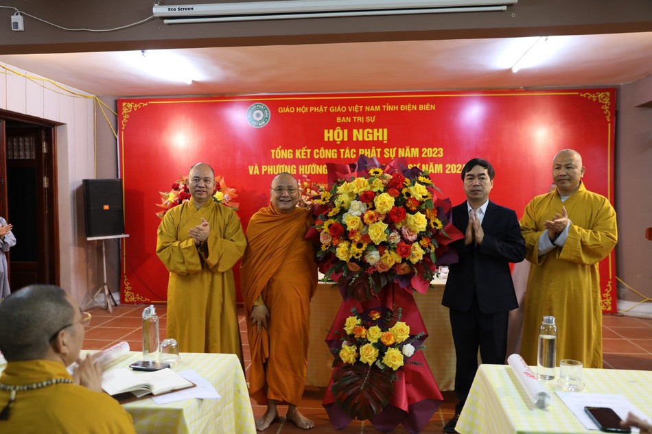 Ông Lê Đình Tuyên, Phó Giám đốc Sở Nội vụ tỉnh Điện Biên tặng hoa chúc mừng hội nghị Ông Lê Đình Tuyên, Phó Giám đốc Sở Nội vụ tỉnh Điện Biên tặng hoa chúc mừng hội nghị