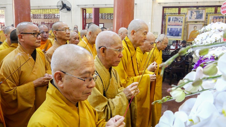 Chư tôn giáo phẩm thắp hương cầu nguyện Chư tôn giáo phẩm thắp hương cầu nguyện