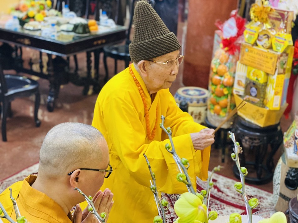 Trưởng lão Hòa thượng Thích Đức Nghiệp quang lâm thắp hương tưởng niệm Trưởng lão Hòa thượng Thích Đức Nghiệp quang lâm thắp hương tưởng niệm