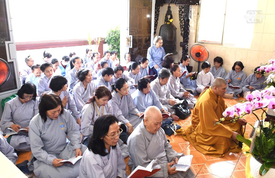 Chư tăng hướng dẫn đại chúng tụng kinh A Di Đà Chư tăng hướng dẫn đại chúng tụng kinh A Di Đà