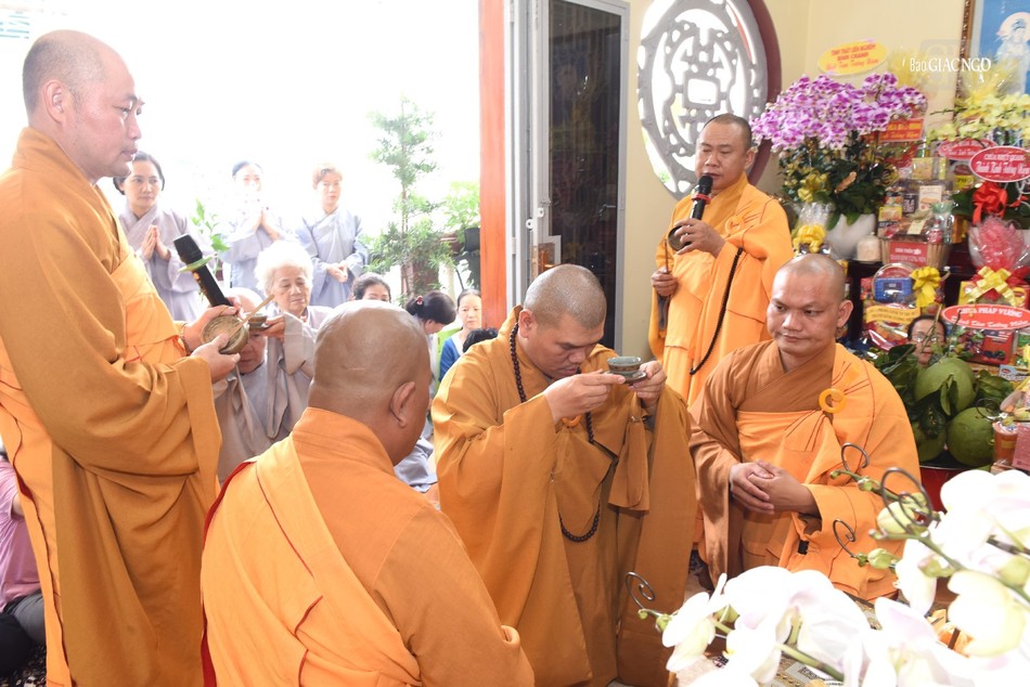 Môn hạ đệ tử dâng trà cúng dường Giác linh Hòa thượng Môn hạ đệ tử dâng trà cúng dường Giác linh Hòa thượng