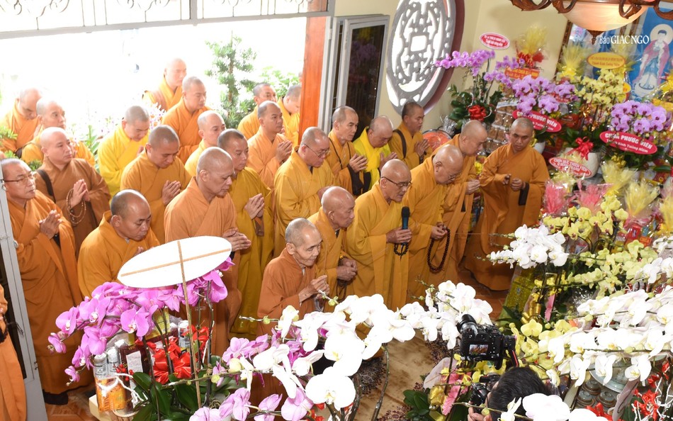 Chư tôn đức thắp hương tưởng niệm Chư tôn đức thắp hương tưởng niệm