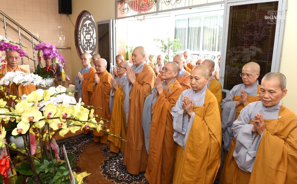 Chư Ni nhất tâm cầu nguyện Chư Ni nhất tâm cầu nguyện