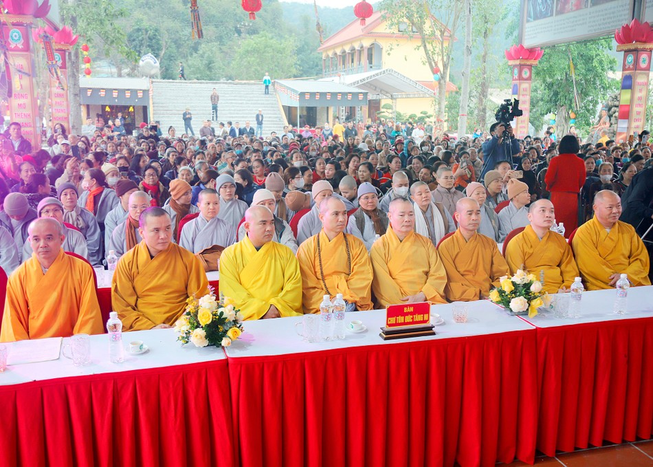 Chư tôn đức tham dự buổi lễ Chư tôn đức tham dự buổi lễ