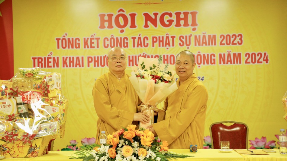 Hòa thượng Thích Thọ Lạc tặng hoa chúc mừng, khánh tuế Trưởng lão Hòa thượng Thích Thanh Nhiễu Hòa thượng Thích Thọ Lạc tặng hoa chúc mừng, khánh tuế Trưởng lão Hòa thượng Thích Thanh Nhiễu