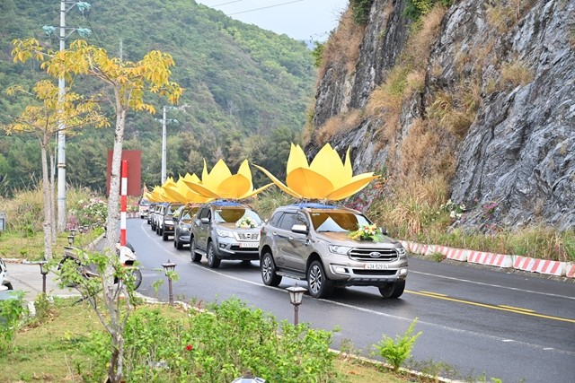 ... Di chuyển về trung tâm thị trấn Cát Bà ... Di chuyển về trung tâm thị trấn Cát Bà
