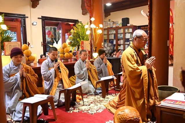 Khóa lễ tụng kinh tại chùa Linh Quang Khóa lễ tụng kinh tại chùa Linh Quang