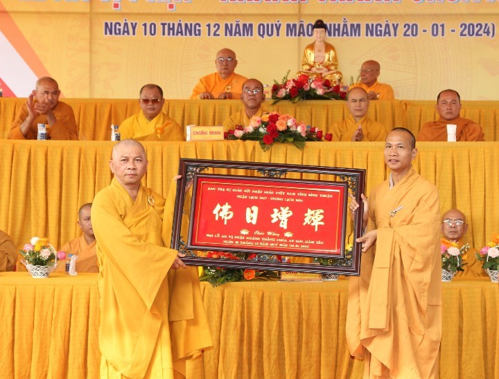 Thượng tọa Thích Đạt Ma Khế Định thay mặt Ban Trị sự GHPGVN H.Hàm Tân tặng quà lưu niệm Thượng tọa Thích Đạt Ma Khế Định thay mặt Ban Trị sự GHPGVN H.Hàm Tân tặng quà lưu niệm