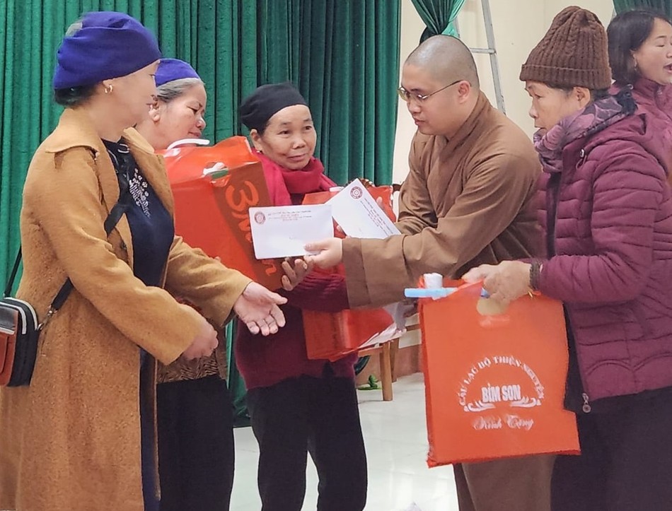 Đại đức Thích Bản Hoài trao quà đén các hộ gia đình Đại đức Thích Bản Hoài trao quà đén các hộ gia đình