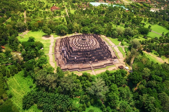 Nhìn từ trên cao, Borobudur thể hiện đồ hình một mạn-đà-la Nhìn từ trên cao, Borobudur thể hiện đồ hình một mạn-đà-la