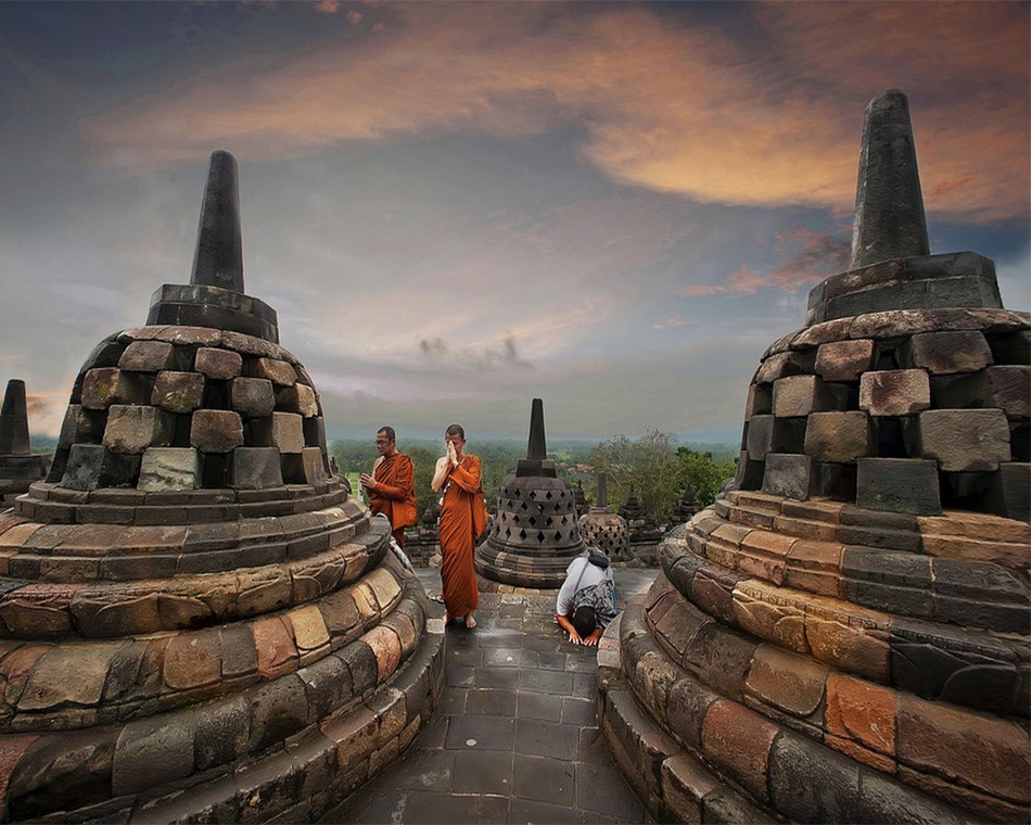 Borobudur vừa là một ngôi đền cúng dường Đức Phật, vừa là địa điểm chiêm bái của Phật tử Borobudur vừa là một ngôi đền cúng dường Đức Phật, vừa là địa điểm chiêm bái của Phật tử