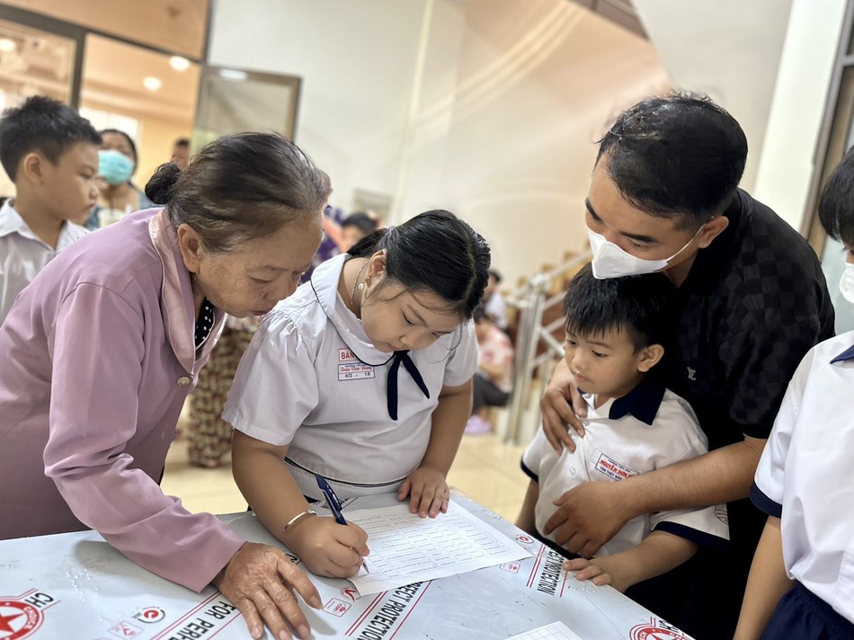 50 suất học bổng và những câu chuyện truyền cảm hứng, tình cảm yêu thương đã được Ban Tổ chức trao đến các em học sinh và phụ huynh