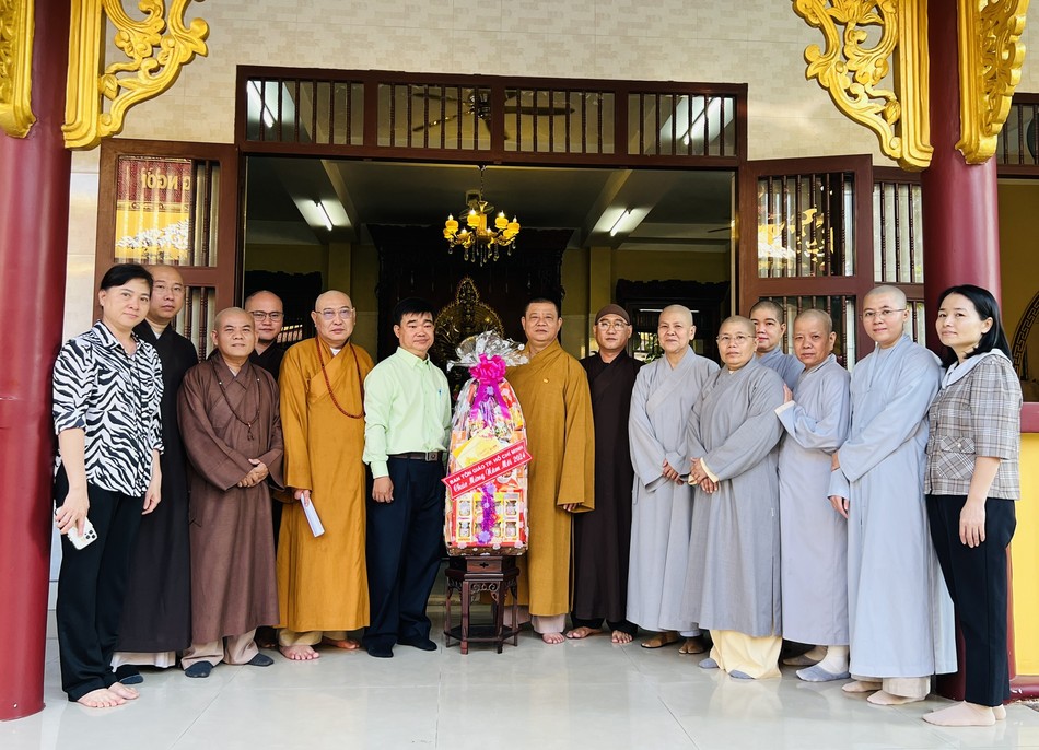 Ban Tôn giáo TP.HCM thăm, tặng quà chúc mừng năm mới đến Ban Trị sự GHPGVN H.Hóc Môn