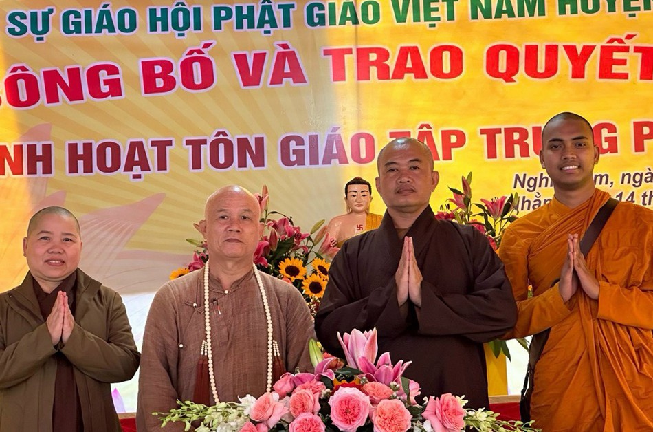 Thượng tọa Thích Giác Dũng, Phó Viện trưởng kiêm Trợ lý Hòa thượng Viện trưởng Học viện Phật giáo VN tại TP.HCM dự lễ và chúc mừng Đại đức Thích Giác Dũng, cựu Tăng sinh Học viện Thượng tọa Thích Giác Dũng, Phó Viện trưởng kiêm Trợ lý Hòa thượng Viện trưởng Học viện Phật giáo VN tại TP.HCM dự lễ và chúc mừng Đại đức Thích Giác Dũng, cựu Tăng sinh Học viện