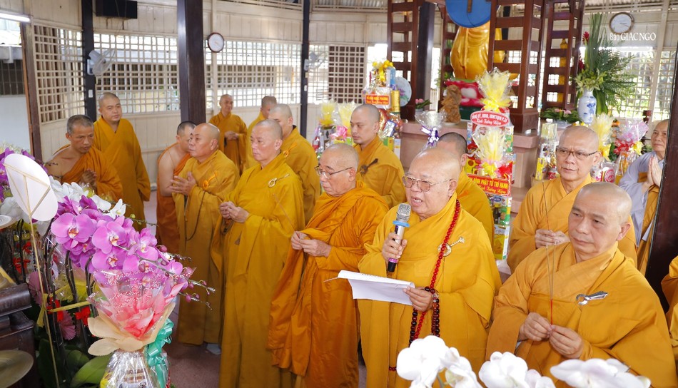 Chư tôn đức thắp hương tưởng niệm Chư tôn đức thắp hương tưởng niệm