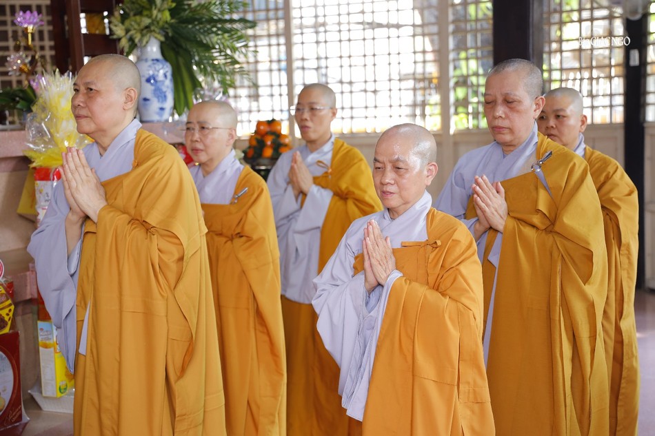 Chư Ni nhất tâm cầu nguyện Chư Ni nhất tâm cầu nguyện