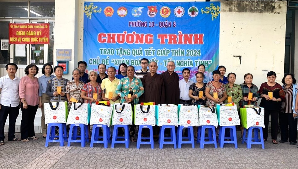 Thượng tọa Thích Huệ Công, Trưởng ban Trị sự GHPGVN Q.8 và Đại đức Thích Thông Chấn, Ủy viên Ban Trị sự GHPGVN Q.8 trao quà đến các hộ nghèo, cận nghèo trên địa bàn P.10 Thượng tọa Thích Huệ Công, Trưởng ban Trị sự GHPGVN Q.8 và Đại đức Thích Thông Chấn, Ủy viên Ban Trị sự GHPGVN Q.8 trao quà đến các hộ nghèo, cận nghèo trên địa bàn P.10