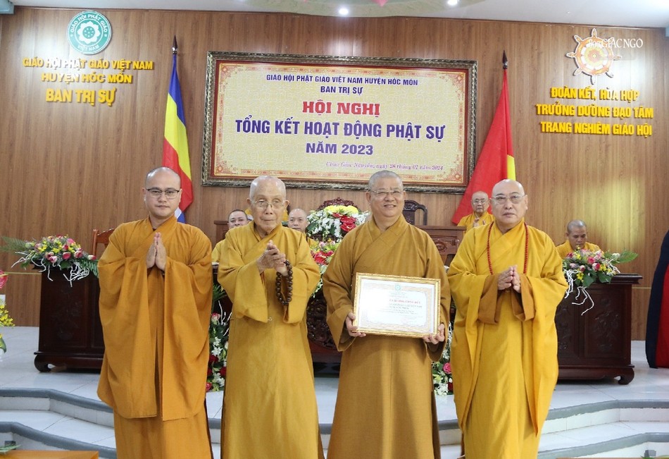 Tặng Bằng tuyên dương công đức đến tập thể Ban Trị sự GHPGVN H.Hóc Môn Tặng Bằng tuyên dương công đức đến tập thể Ban Trị sự GHPGVN H.Hóc Môn