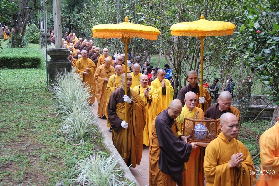 Cung thỉnh xá-lợi của Thiền sư Thích Nhất Hạnh tôn trí tại thất Lắng Nghe