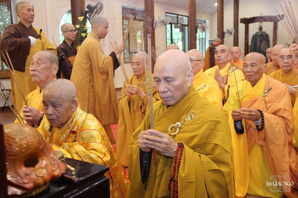 Chư tôn Trưởng lão Hòa thượng dâng hương tưởng niệm