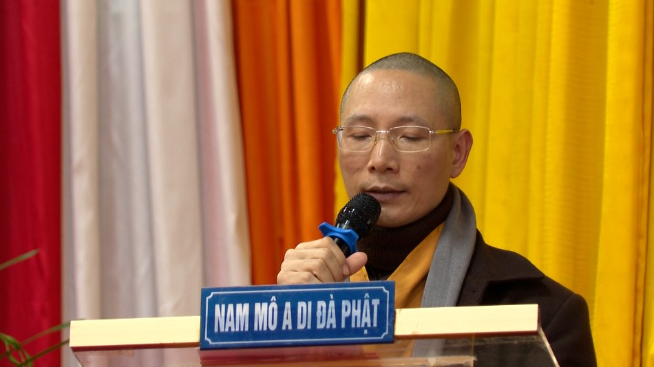 Đại đức Thích Đạo Ngộ trình bày báo cáo tổng kết