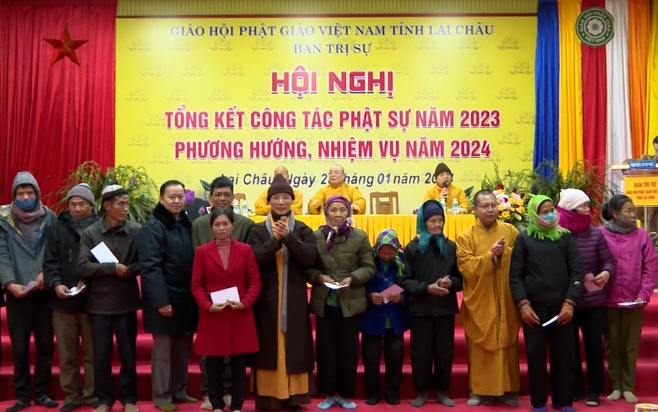 Trao quà đến các hộ khó khăn trên địa bàn tỉnh Lai Châu