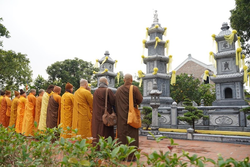 Bảo tháp chư vị Tổ sư trong khuôn viên tổ đình Quang Lãng Viên Minh - chùa Ráng
