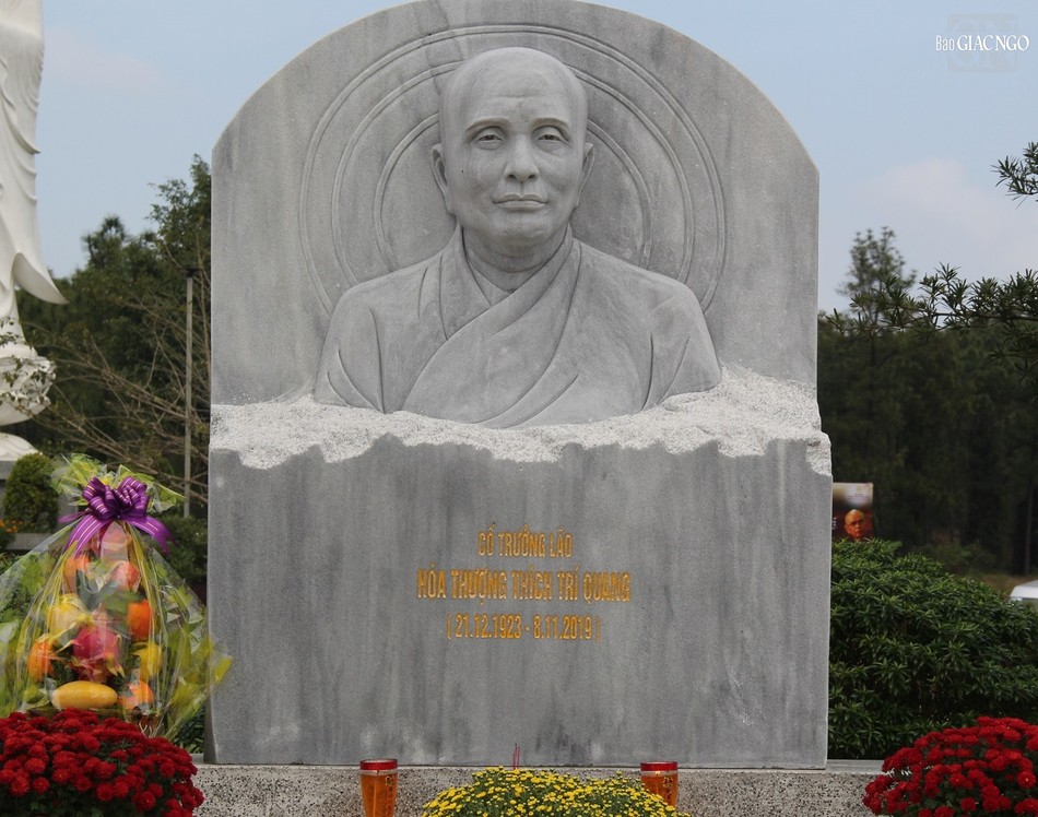 Phù điêu chân dung Trí Quang thượng nhân