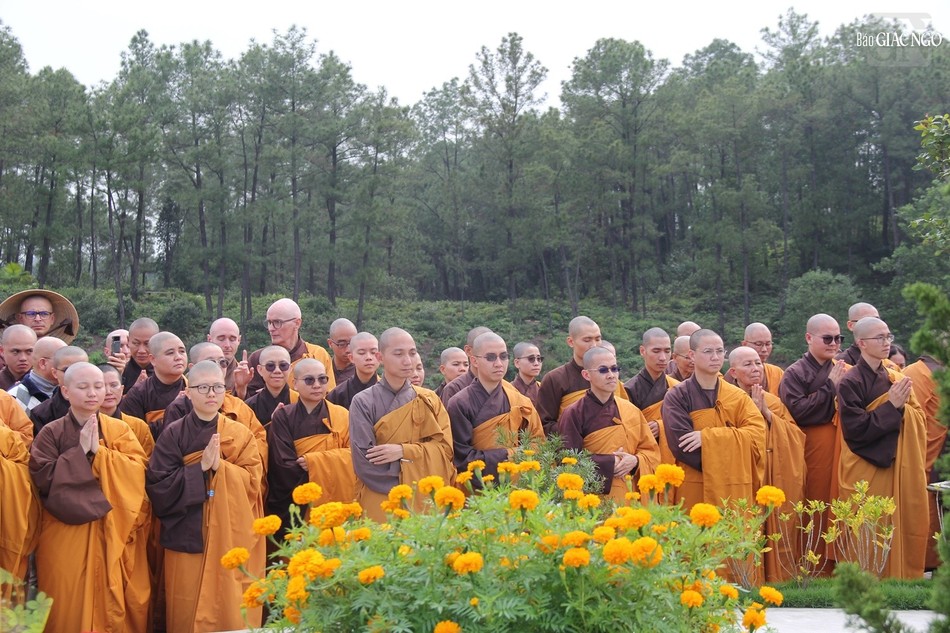 Tăng thân Làng Mai trên thế giới về tại nơi Thiền sư Thích Nhất Hạnh trà-tỳ