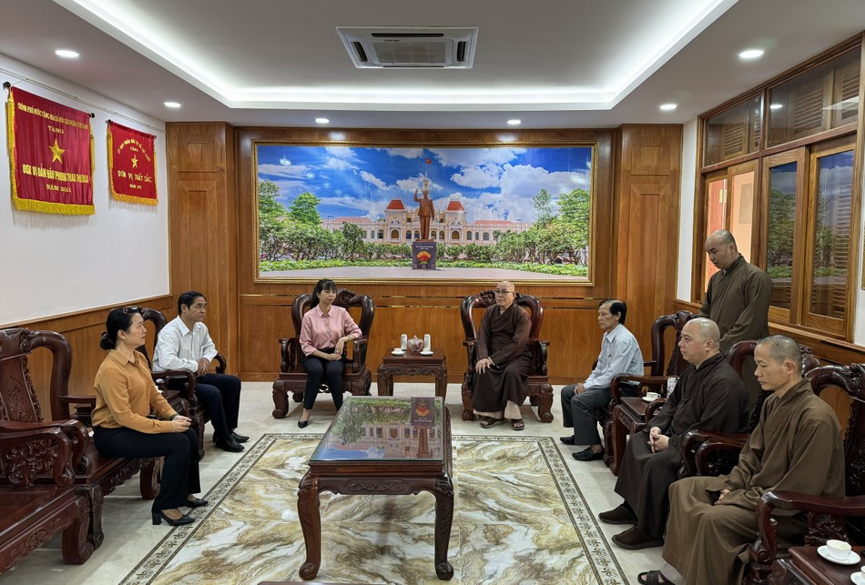 Bà Lê Thị Thu Sương đón tiếp phái đoàn Bà Lê Thị Thu Sương đón tiếp phái đoàn