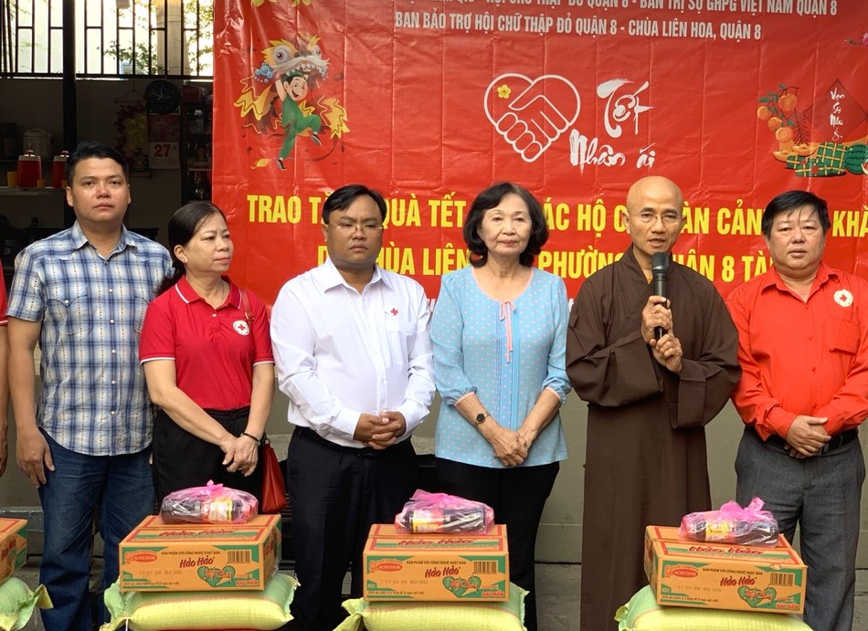 Thượng tọa Thích Thiện Quý, trụ trì chùa Liên Hoa phát biểu trong buổi trao quà Thượng tọa Thích Thiện Quý, trụ trì chùa Liên Hoa phát biểu trong buổi trao quà