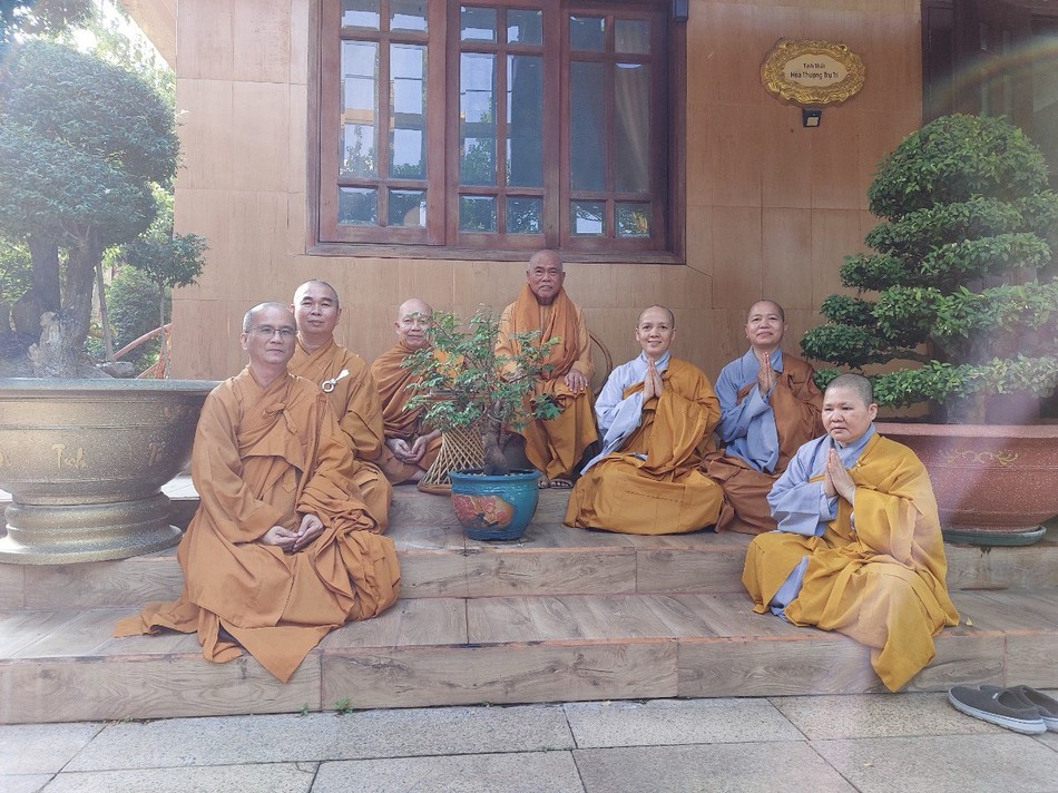 Lưu niệm bên Hòa thượng Lưu niệm bên Hòa thượng