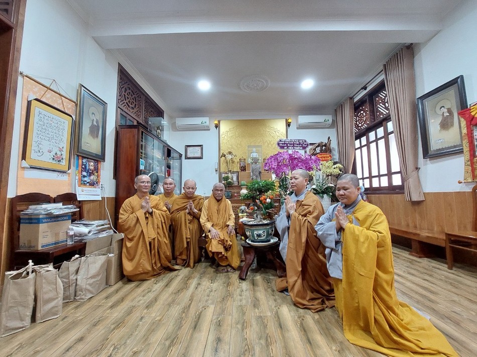 Chư tôn đức Trung tâm Dịch thuật Trí Tịnh đảnh lễ, vấn an sức khỏe Hòa thượng Thích Giác Toàn Chư tôn đức Trung tâm Dịch thuật Trí Tịnh đảnh lễ, vấn an sức khỏe Hòa thượng Thích Giác Toàn