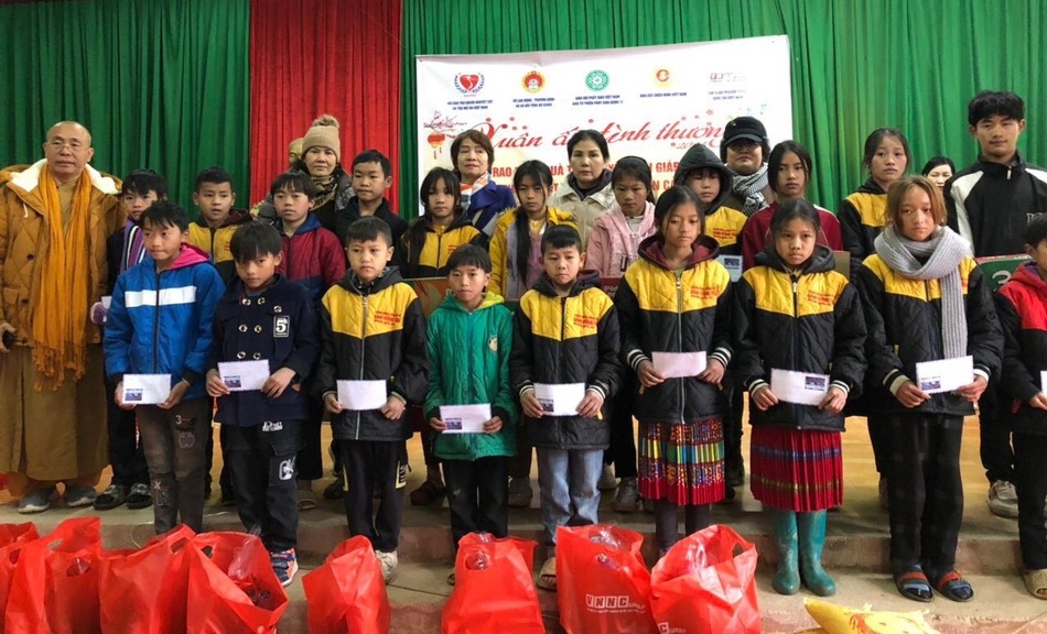 Thượng tọa Thích Thiện Từ trao quà đến các em học sinh Thượng tọa Thích Thiện Từ trao quà đến các em học sinh