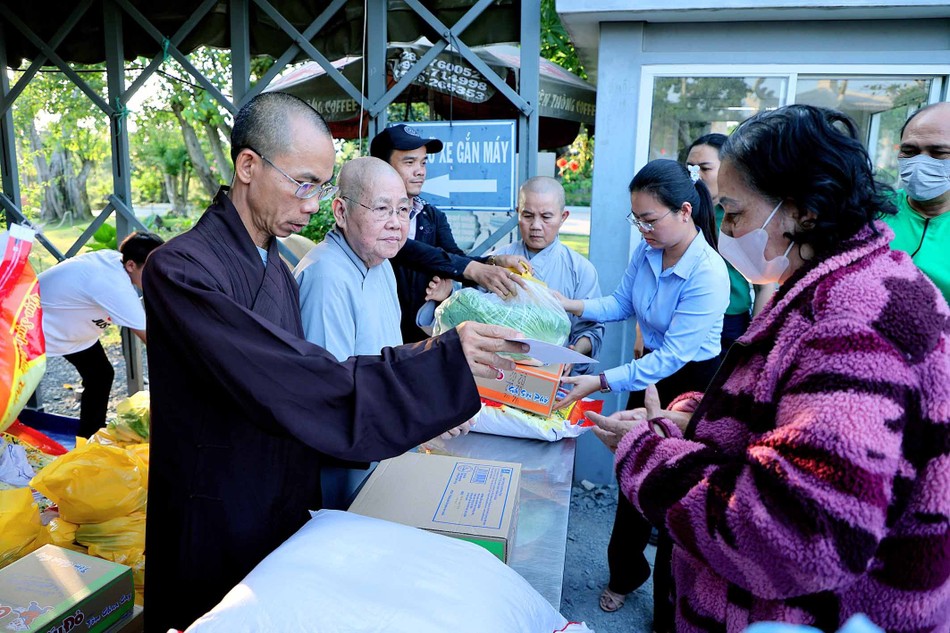 1.000 phần quà Tết được trao cho người dân có hoàn cảnh khó khăn tại các xã thuộc H.Bình Chánh, TP.HCM 1.000 phần quà Tết được trao cho người dân có hoàn cảnh khó khăn tại các xã thuộc H.Bình Chánh, TP.HCM