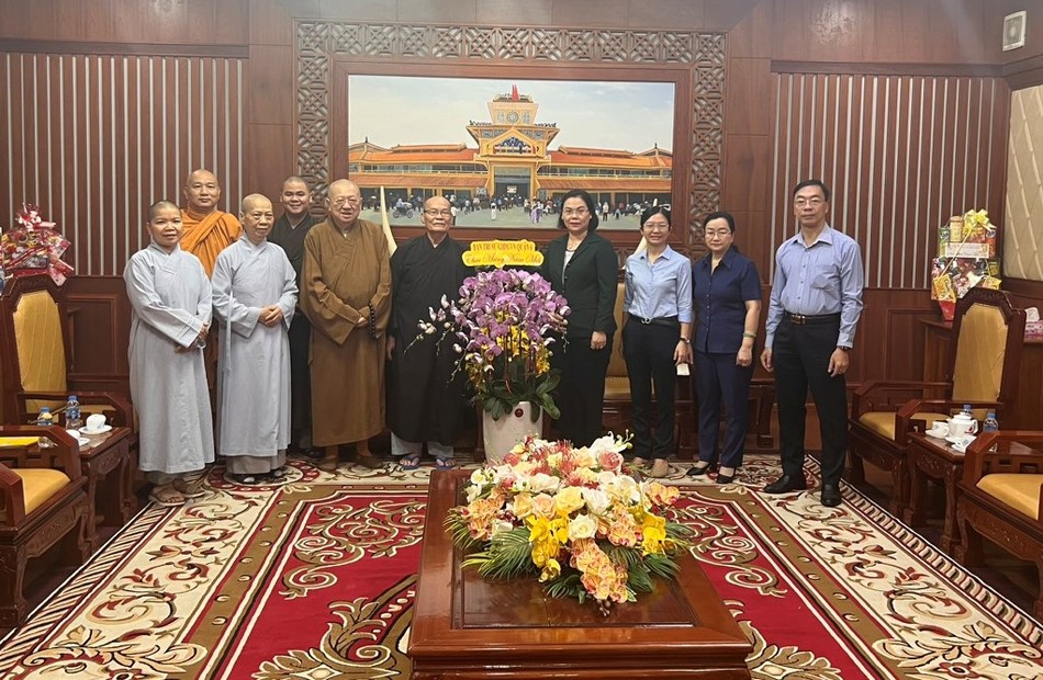 Tặng hoa chúc Tết đến UBND Q.6