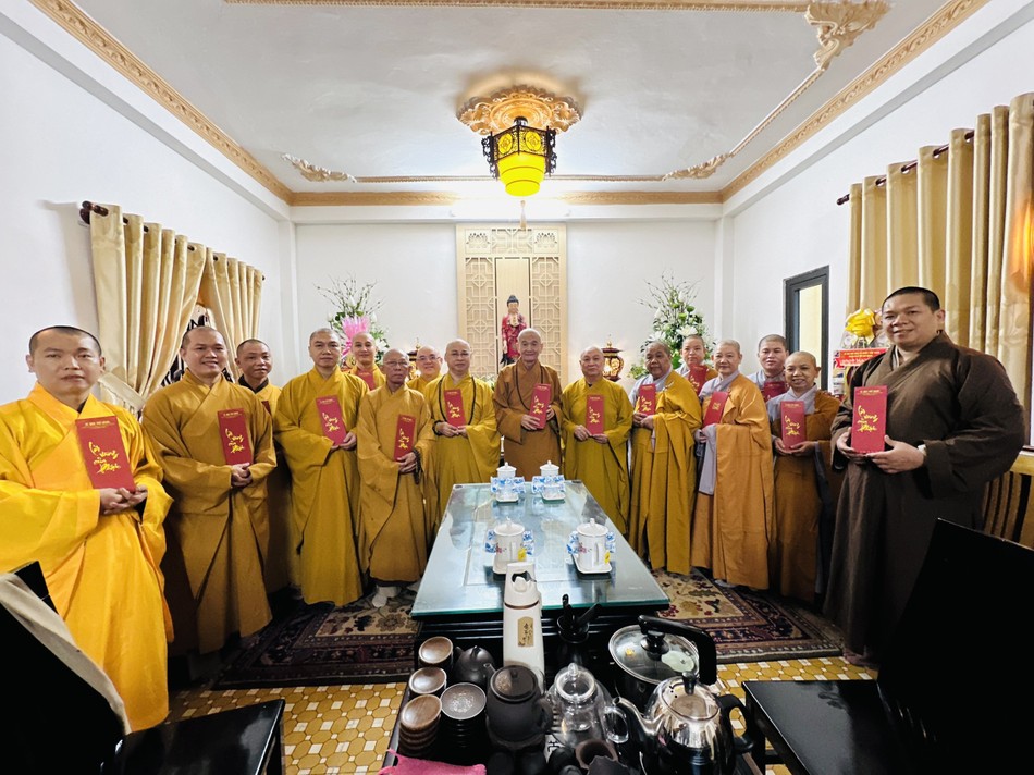 Trưởng lão Hòa thượng Thích Thanh Hùng trao lộc xuân đến các thành viên đoàn Ban Trị sự GHPGVN Q.Phú Nhuận Trưởng lão Hòa thượng Thích Thanh Hùng trao lộc xuân đến các thành viên đoàn Ban Trị sự GHPGVN Q.Phú Nhuận