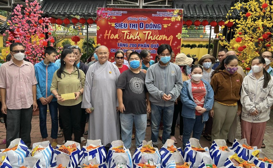 "Siêu thị 0 đồng - Hoa tình thương" tại chùa Kiều Đàm "Siêu thị 0 đồng - Hoa tình thương" tại chùa Kiều Đàm