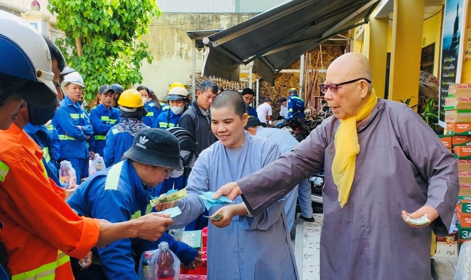 Ni trưởng Thích nữ Diệu Cảnh và Sư cô Thích nữ Thanh Quế trao quà đến các công nhân vệ sinh môi trường Ni trưởng Thích nữ Diệu Cảnh và Sư cô Thích nữ Thanh Quế trao quà đến các công nhân vệ sinh môi trường