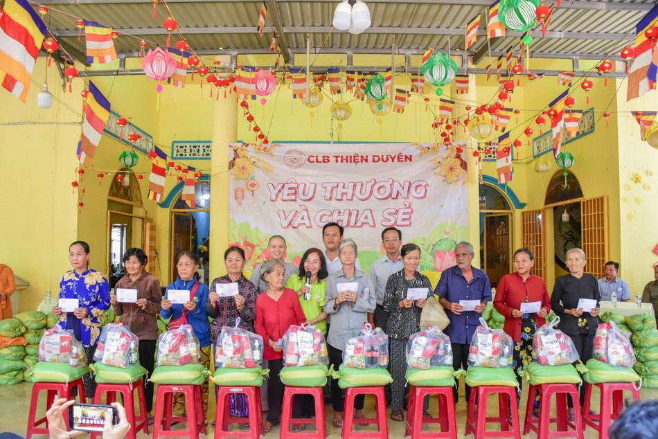 100 phần quà được Câu lạc bộ Thiện Duyên trao đến người nghèo, neo đơn 100 phần quà được Câu lạc bộ Thiện Duyên trao đến người nghèo, neo đơn