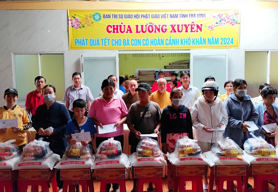 Chùa Lưỡng Xuyên trao 200 phần quà Tết đến bà con có hoàn cảnh khó khăn Chùa Lưỡng Xuyên trao 200 phần quà Tết đến bà con có hoàn cảnh khó khăn