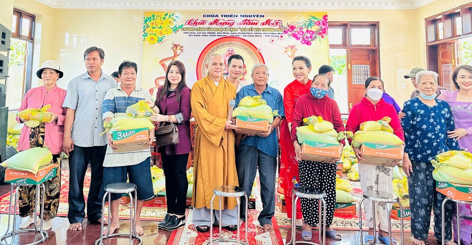 Đại đức Thích Huệ Đạo cùng các mạnh thường quân trao quà đến bà con Đại đức Thích Huệ Đạo cùng các mạnh thường quân trao quà đến bà con